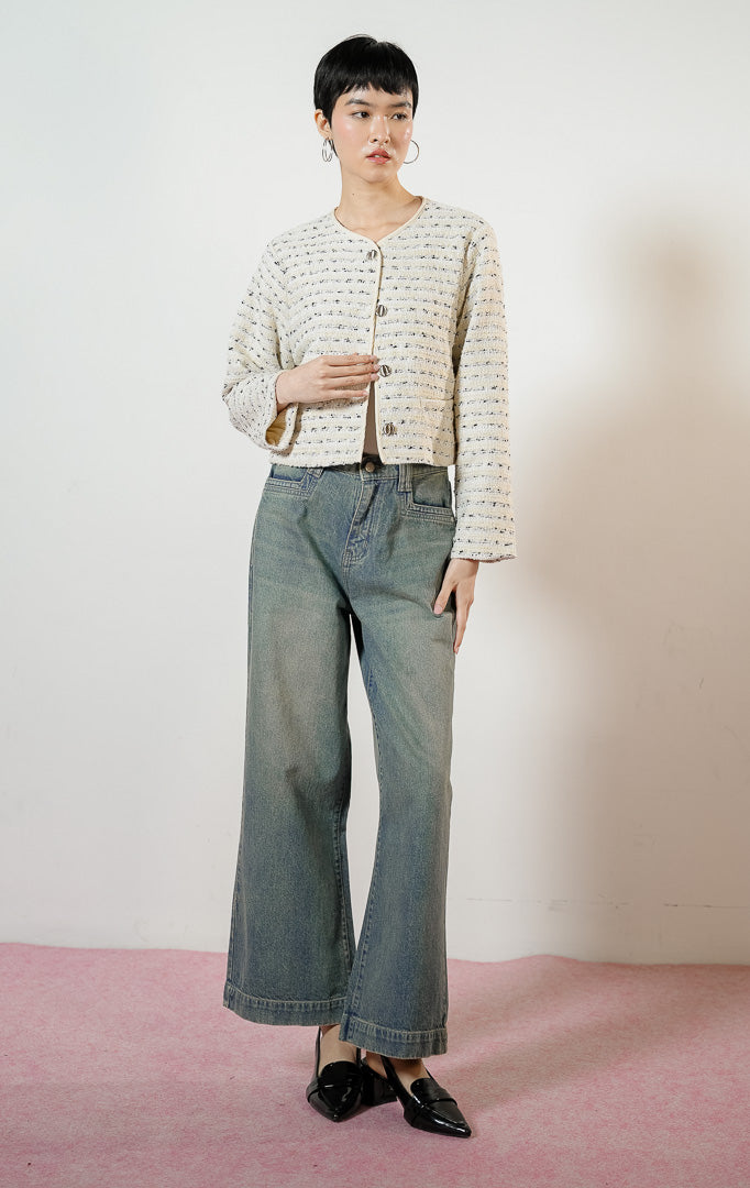 Model wanita mengenakan Carlina Tweed Blazer warna butter yellow, luaran outer blazer tweed wanita lengan panjang berwarna kuning mentega dengan kancing perak.