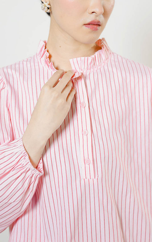 Detail kerah ruffle dan kancing depan Alessia Frill-Hem Striped Top warna pink, kemeja salur wanita motif garis merah muda-putih berdesain lengan balon.
