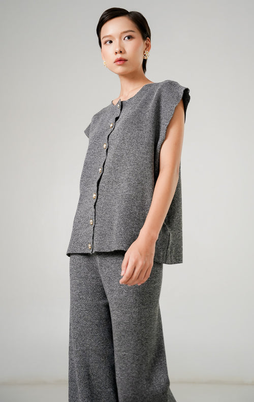Setelan rajut wanita Bruna Set Grey dengan atasan tanpa lengan (sleeveless) kancing emas dan celana panjang senada dari This Is April.