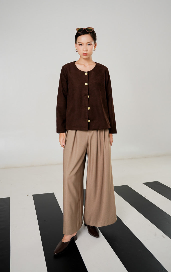 Jaket outerwear wanita Calandra Dark Brown berbahan twill cotton dengan kerah bulat, kancing logam berwarna emas, dan lengan panjang dari This Is April