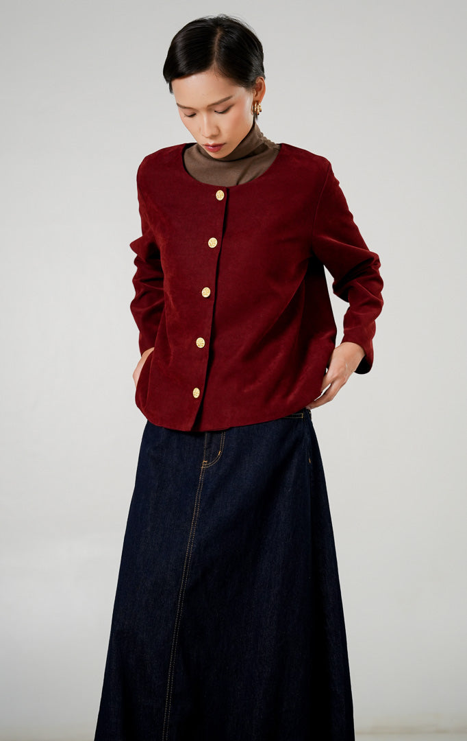 Outerwear wanita Calandra Jacket Maroon berbahan katun twill dengan detail kerah bulat, kancing logam emas yang elegan, dan siluet boxy dari This Is April.