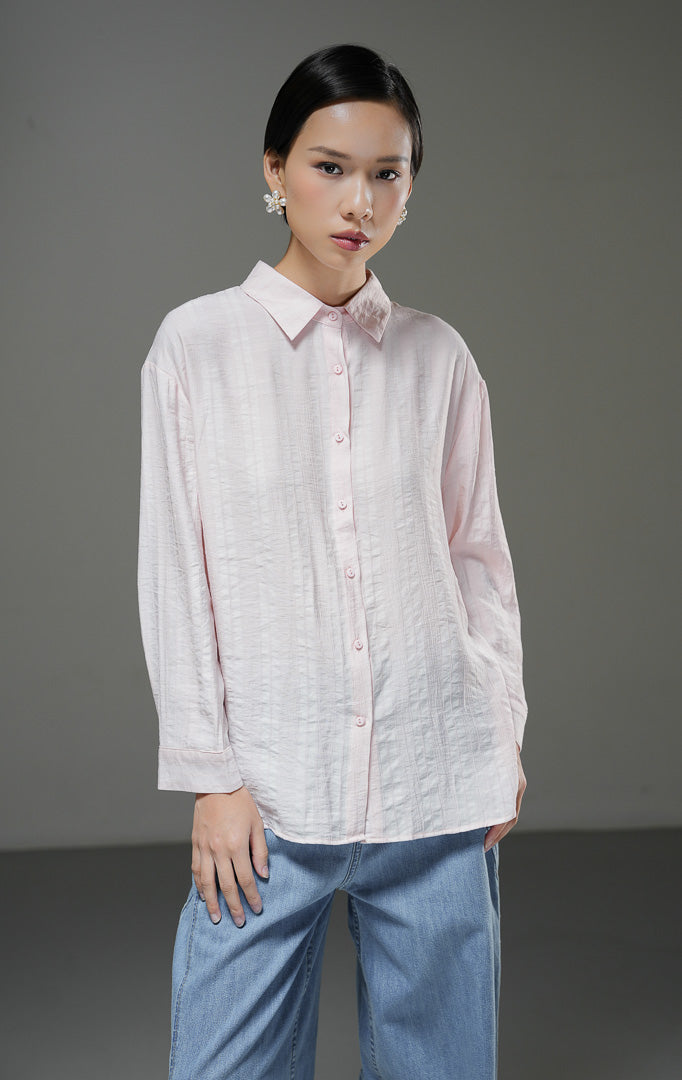 Kemeja wanita Calliope Top warna pink lengan panjang dengan motif garis tekstur (textured stripe), kerah kemeja, dan kancing depan.