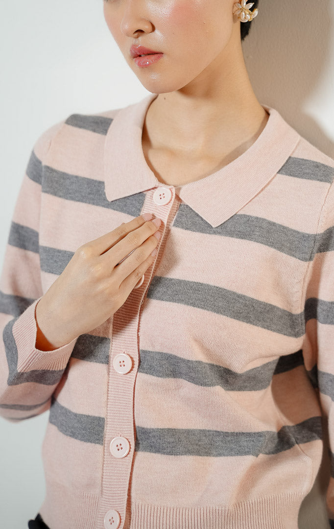 Model wanita mengenakan Mulberry Cropped Collar Stripe Knit Sweater warna dusty pink, atasan baju crop cardigan kemeja rajut wanita berkerah motif garis salur pink abu-abu.