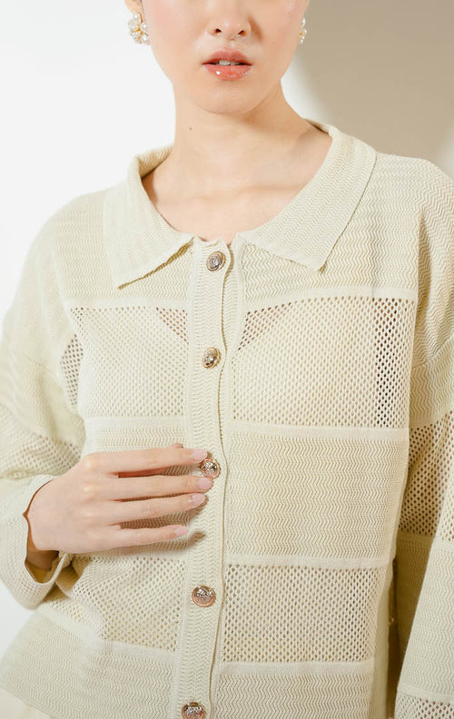 Detail dekat Marlie Gold Button Loose-Knit Collared Cardigan warna light khaki, outer baju kemeja cardigan rajut wanita berkerah warna krem dengan tekstur jaring jala berongga dan kancing emas