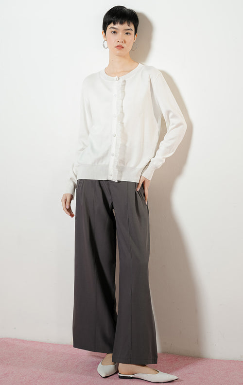 Ruffle Knit Cardigan warna white, outer baju cardigan rajut wanita lengan panjang warna putih dengan detail hiasan rumbai renda manis di bagian kancing.