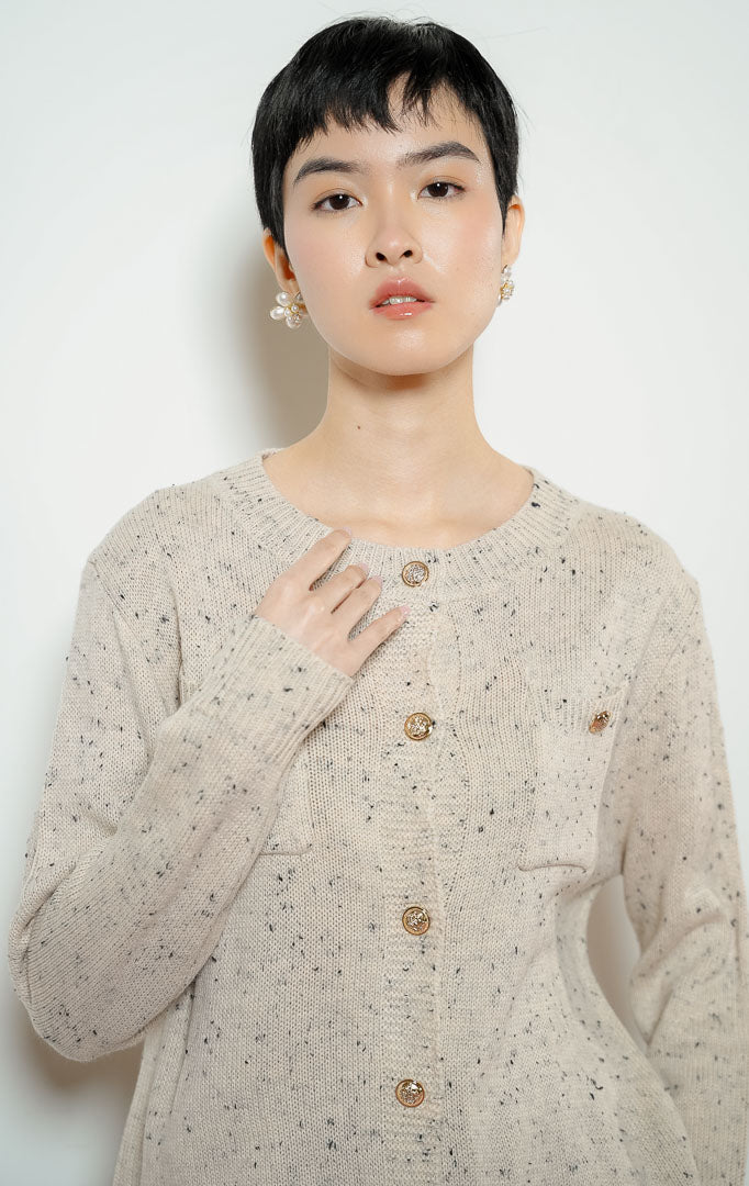 Model wanita mengenakan Chrystelle Gold Button Tweed Knit Cardigan warna ivory, luaran kemeja cardigan rajut wanita bertekstur tweed warna krem dengan kancing emas mewah dan dua saku depan.