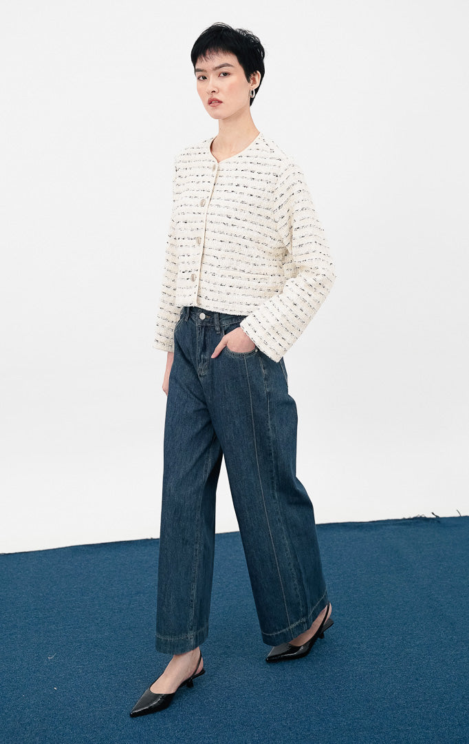 Model mengenakan Carlina Blazer warna butter yellow, blazer bahan tweed dengan motif garis horizontal halus, kancing depan besar, dan potongan lengan panjang yang rapi.