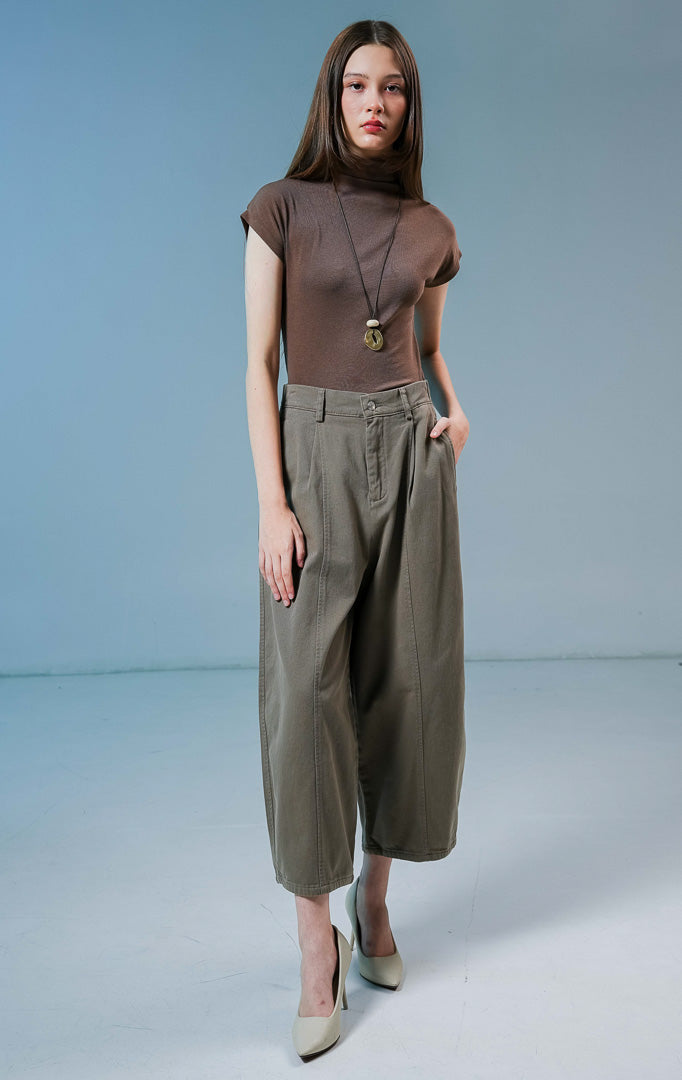Model wanita mengenakan Lowyne Classic Barrel Denim Pants warna brown, celana panjang jeans wanita berwarna coklat dengan siluet barrel-leg yang modern dan detail jahit depan.