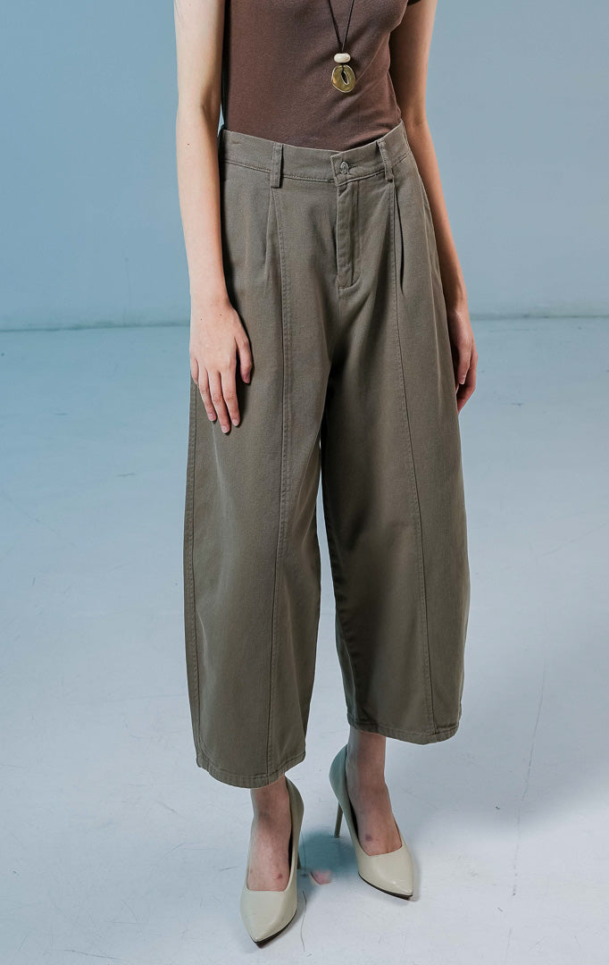 Model wanita mengenakan Lowyne Classic Barrel Denim Pants warna brown, celana panjang jeans wanita berwarna coklat dengan siluet barrel-leg yang modern dan detail jahit depan.