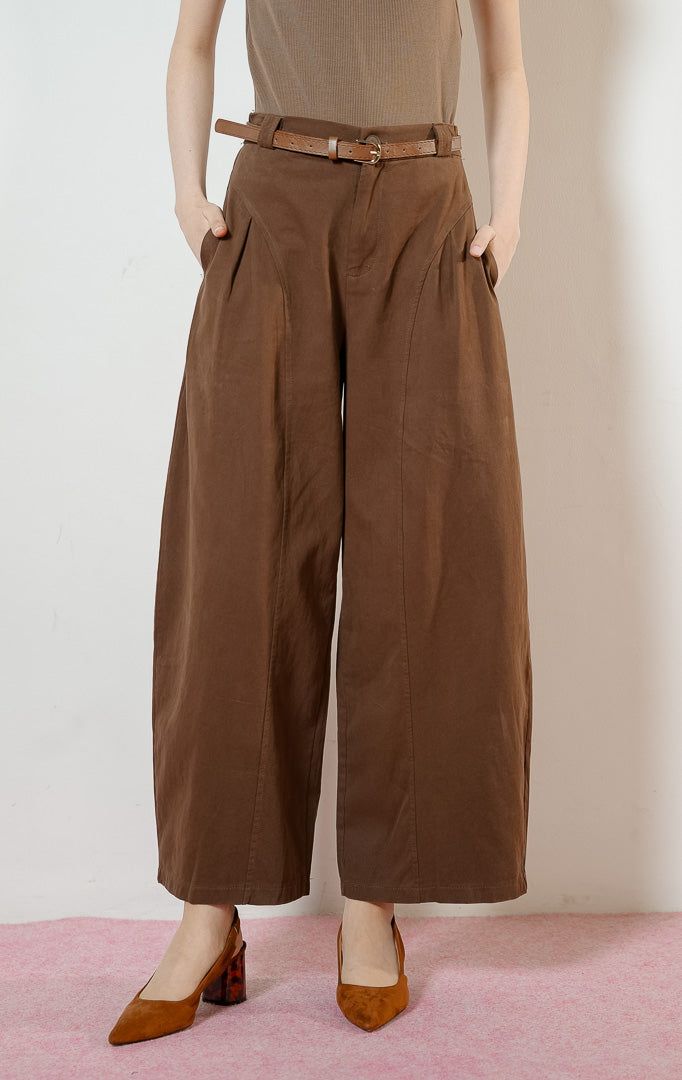 Detail dekat Regina Pants warna dark brown, celana panjang kulot kerja wanita warna cokelat tua dengan potongan pinggang tinggi dan detail jahitan panel melengkung yang unik.