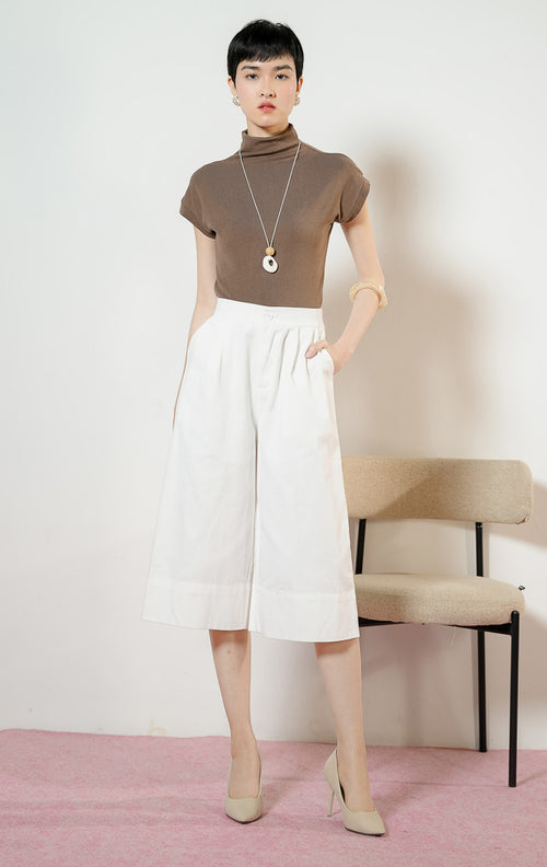 Model wanita mengenakan Roderick Cropped Culottes Pants warna white, celana kulot gantung wanita bahan katun twill warna putih dengan potongan sebetis.