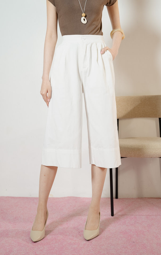 Model wanita mengenakan Roderick Cropped Culottes Pants warna white, celana kulot gantung wanita bahan katun twill warna putih dengan potongan sebetis.