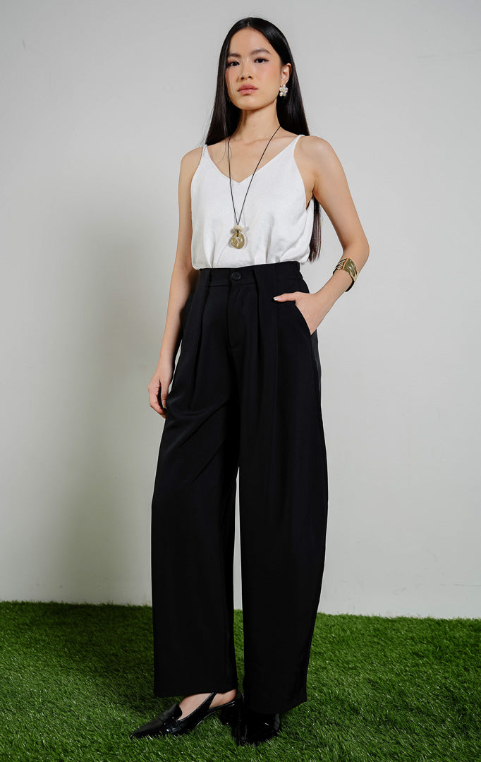 Selenne Front Pleated Pants warna black, celana panjang kulot wanita model high waist warna hitam dari This Is April.
