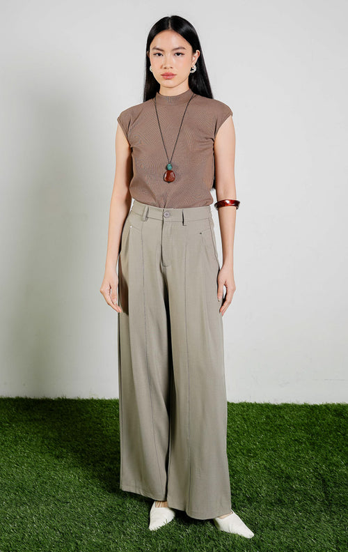 Arthou Flowy Pleats Culotte Pants warna olive, celana panjang kulot wanita model high waist dengan detail lipit depan warna hijau olive dari This Is April.