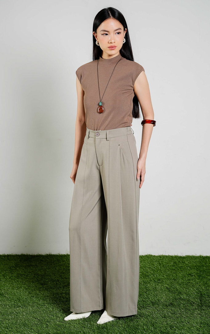 Arthou Flowy Pleats Culotte Pants warna olive, celana panjang kulot wanita model high waist dengan detail lipit depan warna hijau olive dari This Is April.