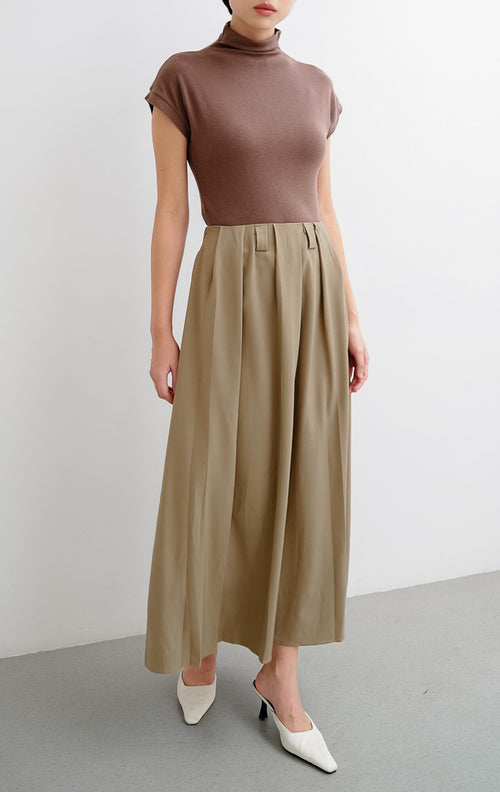 Rok panjang wanita (maxi skirt) warna khaki Christine Skirt dengan potongan A-line yang anggun, berbahan polyester ringan dan jatuh (flowy).