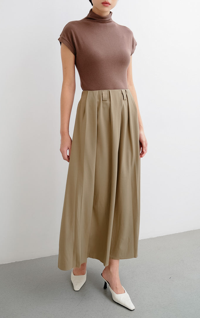 Rok panjang wanita (maxi skirt) warna khaki Christine Skirt dengan potongan A-line yang anggun, berbahan polyester ringan dan jatuh (flowy).