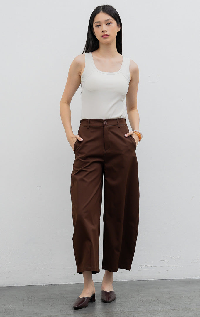 Celana panjang wanita model lurus (straight leg) warna cokelat tua (dark brown) Coletta Pants berbahan cotton twill terstruktur dengan saku fungsional, bukaan kancing depan, dan belt loops.