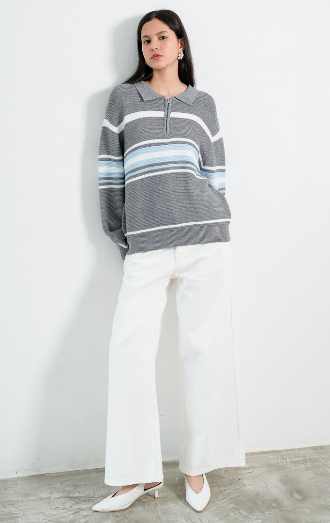 Sweater rajut bertekstur lengan panjang warna abu-abu (grey textured knit pullover) Colleen Sweater dengan kerah, bukaan setengah resleting (half-zip front), serta detail motif garis horizontal warna krem dan biru muda (tonal horizontal stripe detailing).