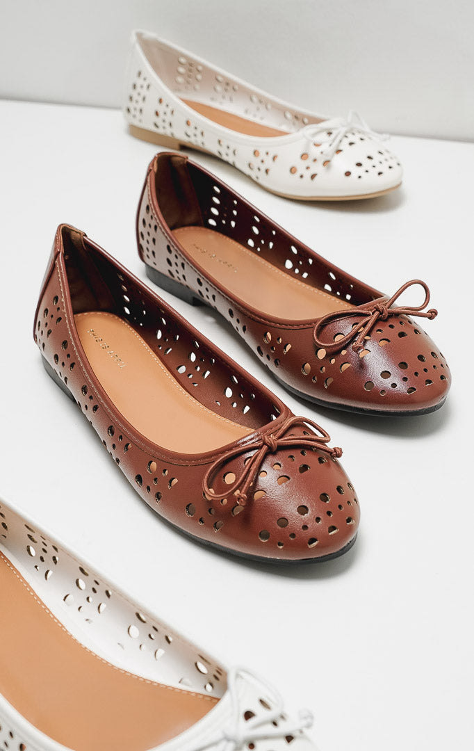 Tampak atas sepatu ballet flats wanita warna cokelat tua Cyra Flats dengan motif laser cut dan aksen pita manis.