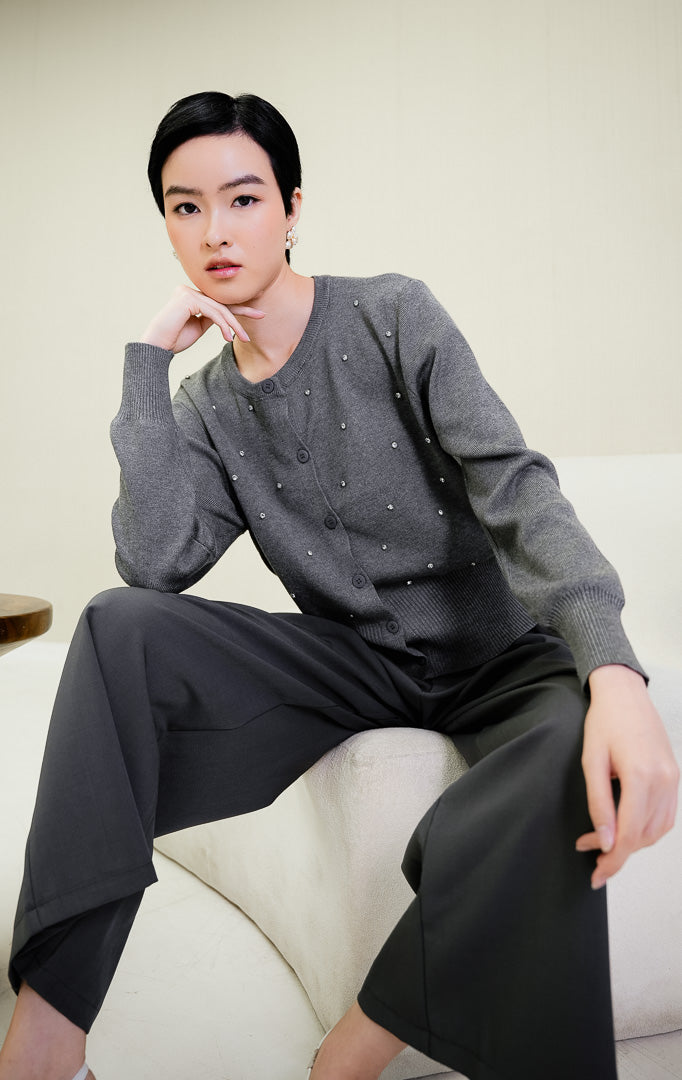 Cardigan rajut lengan panjang wanita warna abu-abu Daimen Top dengan aksen manik mutiara berkilau (rhinestone), kerah bulat (round-neck), dan kancing depan.