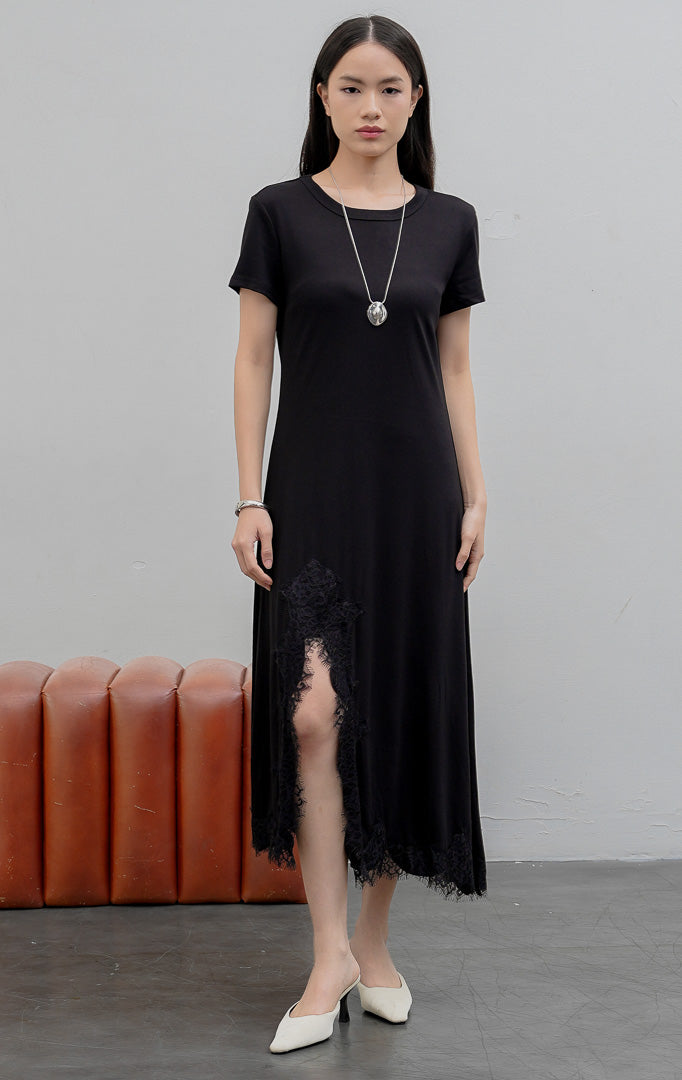 Gaun panjang (maxi dress) wanita lengan pendek warna hitam (black) Dendely Dress berbahan kaos jersey halus dengan variasi renda Chantilly (Chantilly lace trim) di bagian bawah.