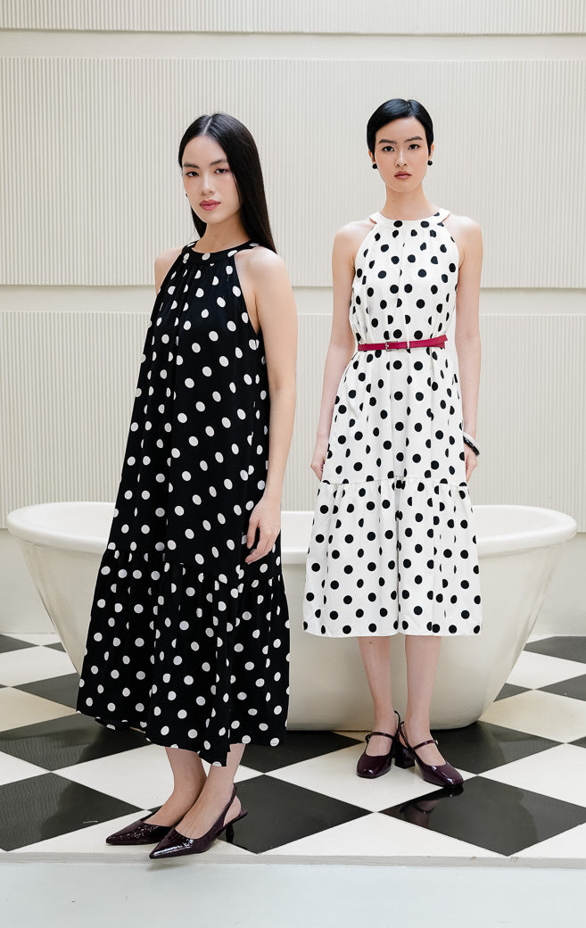 Dress wanita tanpa lengan motif polkadot warna hitam Domino Dress dengan model kerah halter, detail lipatan (gathered), dan kancing belakang.