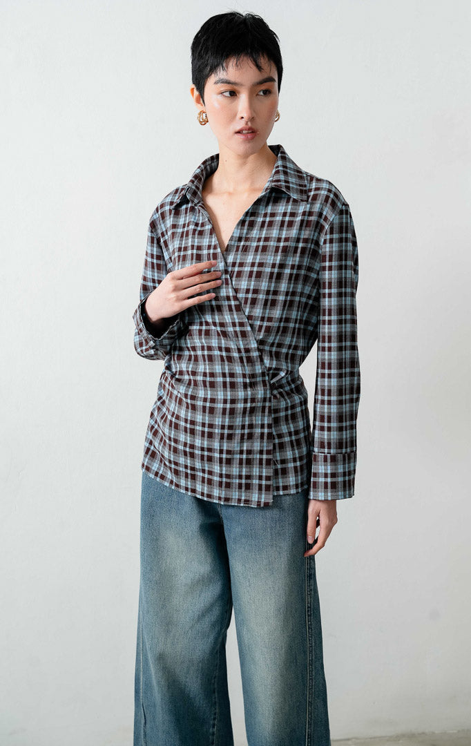 Kemeja wanita lengan panjang motif kotak-kotak cokelat tua (dark brown checked) Druella Top model siluet silang (v-neck wrap shirt) dengan detail tali pengikat dan kancing di bagian dalam (inner tie and button detail).