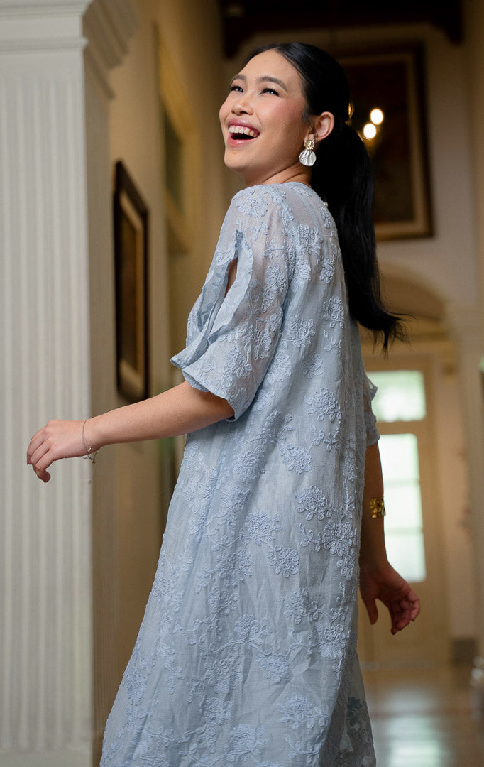 EID Ghazal Dress Blue, dress wanita warna biru muda bahan cotton voile
transparan dengan motif bordir bunga penuh dan detail lengan pendek
model ruffle