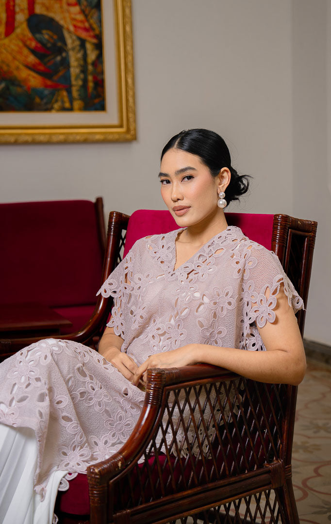 EID Halima Dress Pink, luaran vest panjang wanita warna merah muda
bahan lace bordir floral transparan dengan detail pinggiran bergelombang
(scalloped) dan motif kerawang.