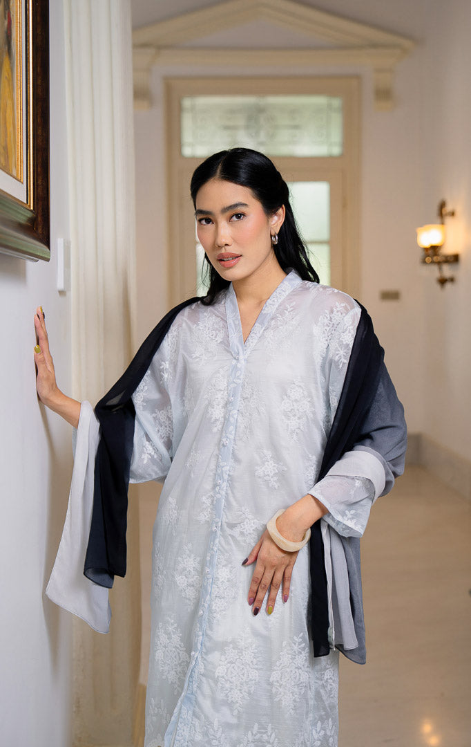 EID Inaya Top Blue, atasan outer panjang wanita warna biru muda
transparan dengan motif bordir bunga putih tersebar dan detail renda lace
lebar di bagian ujung bawah