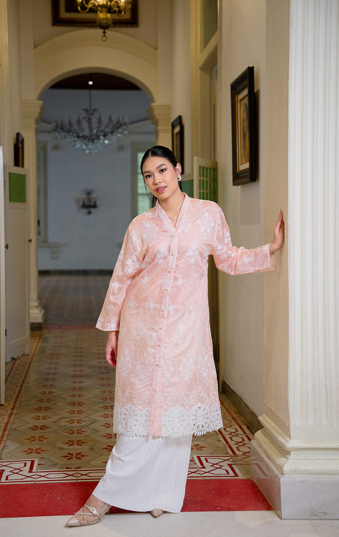 EID Inaya Top Pink, atasan outer panjang wanita warna merah muda
transparan dengan motif bordir bunga putih tersebar dan detail renda lace
lebar di bagian ujung bawah