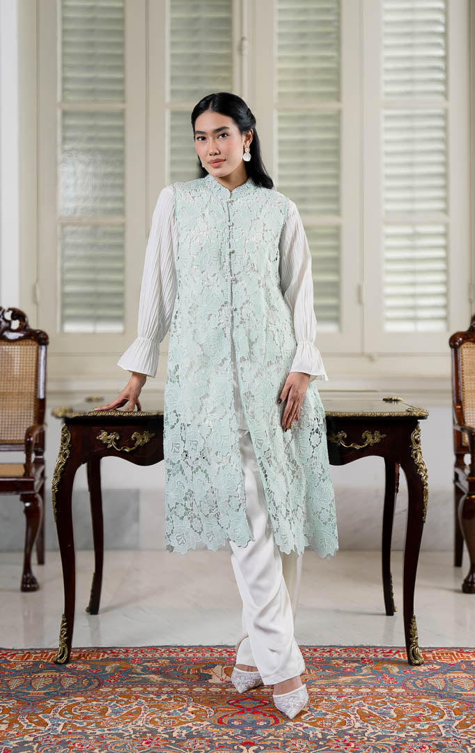 EID Kanira Dress Green, luaran rompi panjang wanita bahan lace motif
bunga warna hijau mint dengan kancing depan mutiara dan kerah tinggi