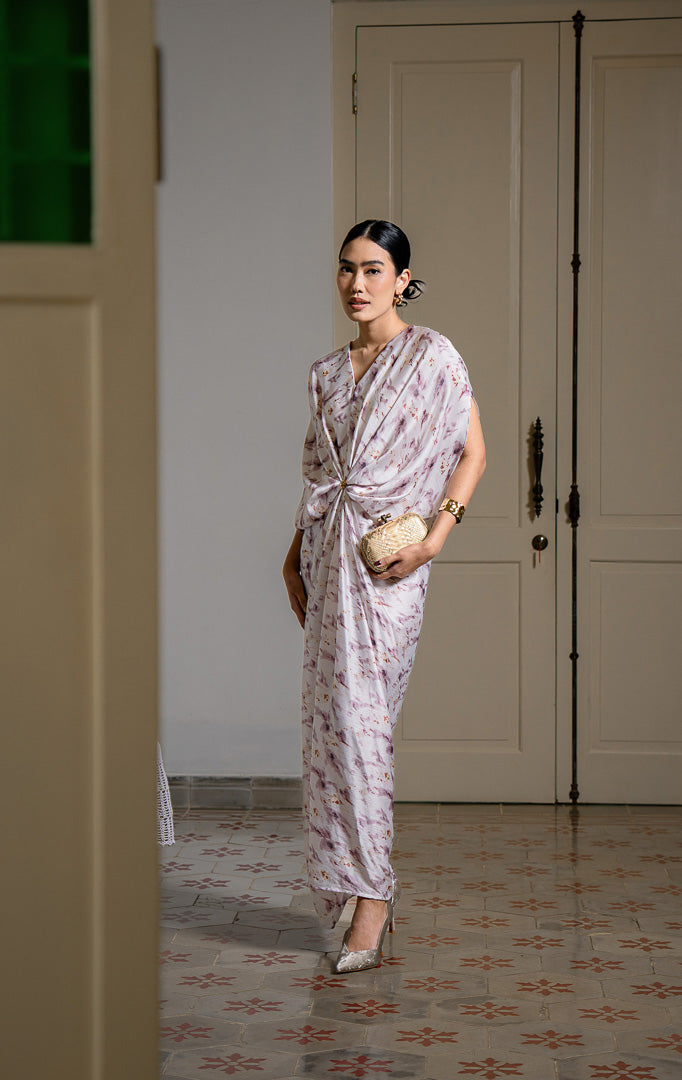 EID Shakira Dress Ivory, gamis kaftan wanita warna putih gading bahan
viscose crinkle tekstur kusut alami model batwing, dilengkapi aksesoris bros
dada detachable
