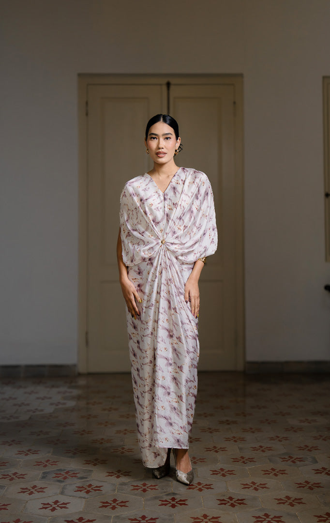 EID Shakira Dress Ivory, gamis kaftan wanita warna putih gading bahan
viscose crinkle tekstur kusut alami model batwing, dilengkapi aksesoris bros
dada detachable