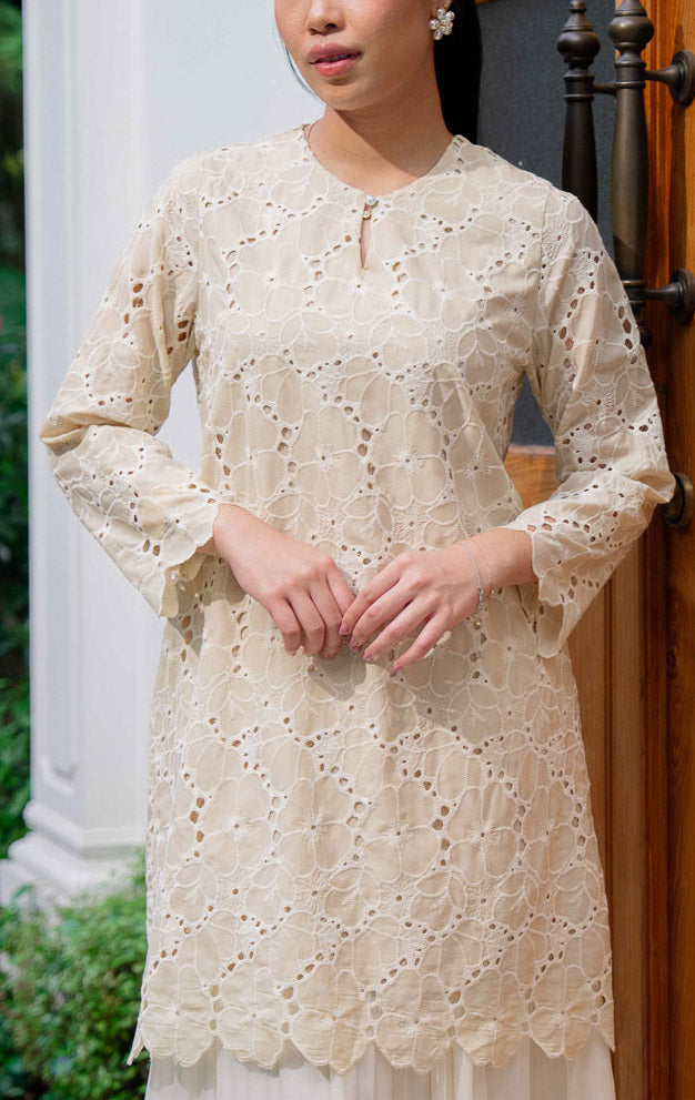 EID Zaina Top Ivory, atasan blouse wanita warna putih gading bahan katun
bordir eyelet motif bunga dengan detail kancing depan keyhole dan lengan
panjang