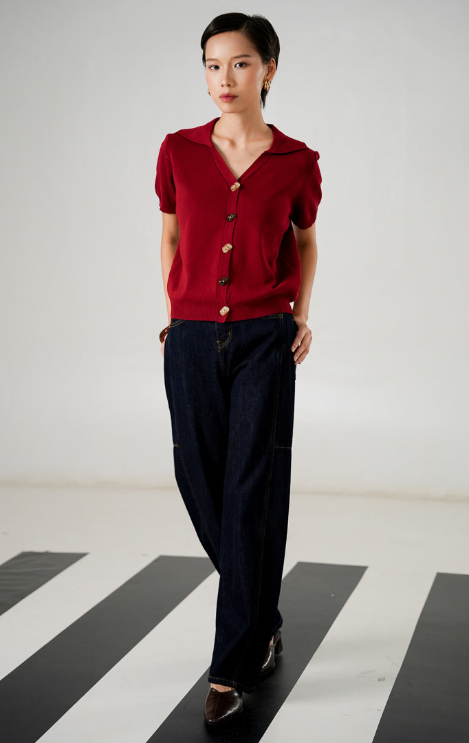 Atasan rajut wanita Esra Top warna Maroon dengan kerah V neck, kancing depan kontras, dan bahan knit bertekstur.