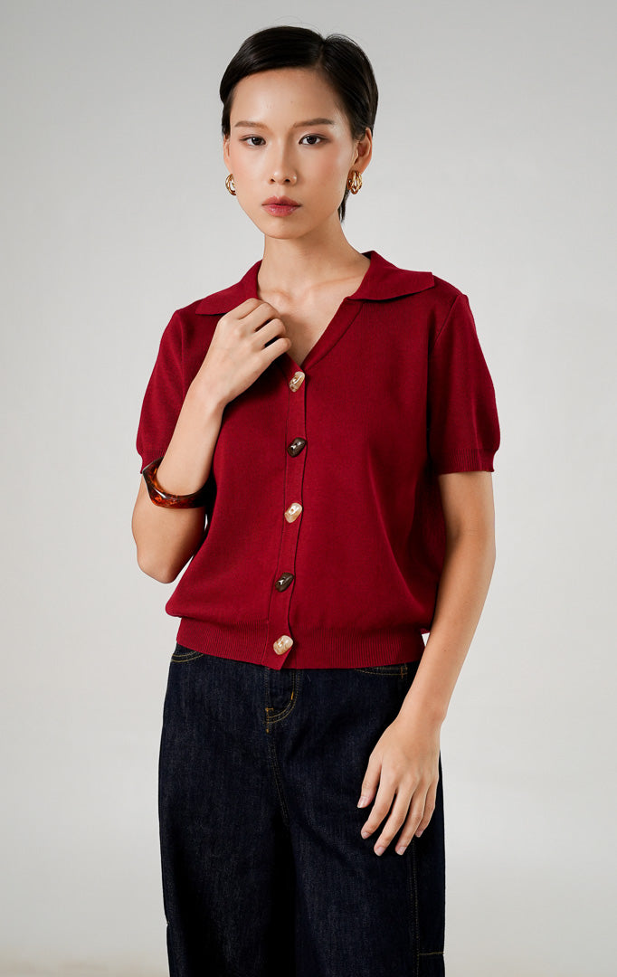 Atasan rajut wanita Esra Top warna Maroon dengan kerah V neck, kancing depan kontras, dan bahan knit bertekstur.