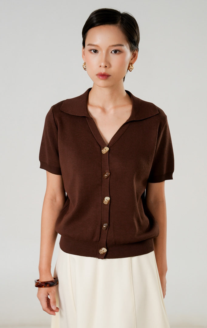 Atasan rajut wanita Esra Top Brown dengan detail kerah, lengan pendek, dan kancing depan bermotif dari This Is April.