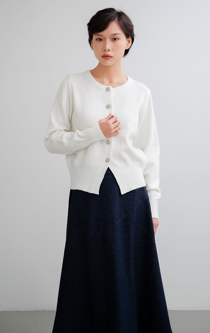 Cardigan rajut wanita warna putih Evangelina Cardigan dengan aksen kilau shimmer halus dan detail aksen motif bunga (floral details).