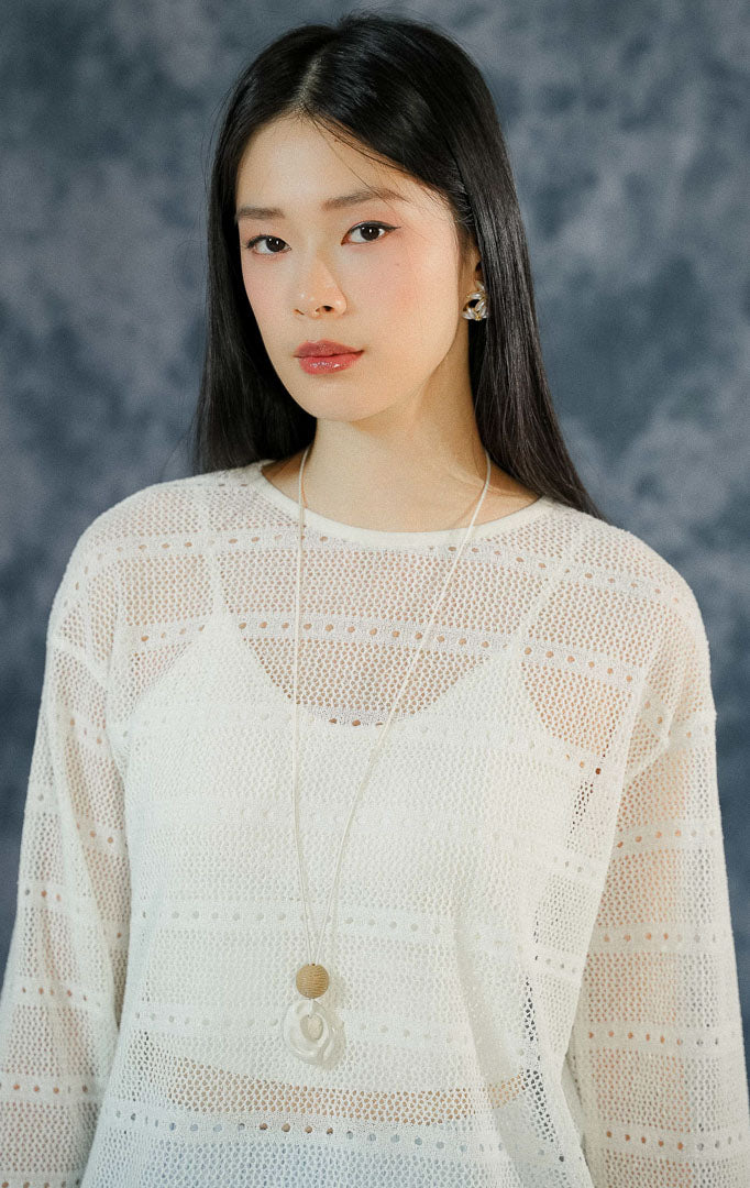Atasan sweater wanita Everett warna ivory lengan panjang dengan detail rajut jaring-jaring (crochet) berongga estetik dan kerah bulat.