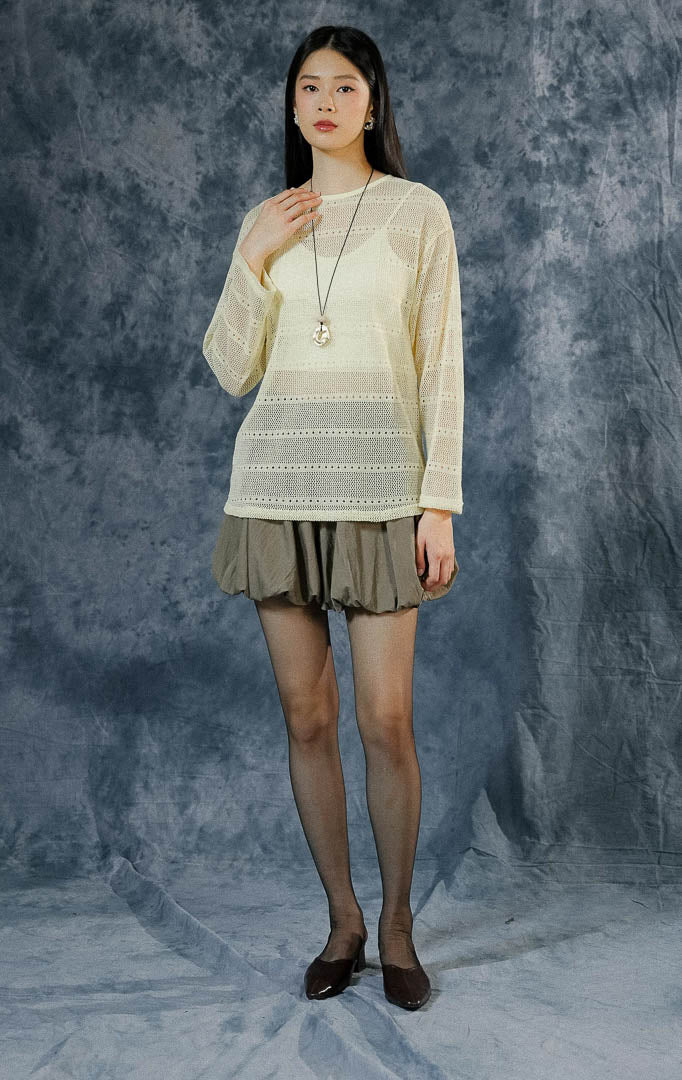 Baju rajut lengan panjang wanita Everett warna kuning (yellow) berdesain jaring berongga, cocok dipadukan dengan inner untuk gaya kasual modern.
