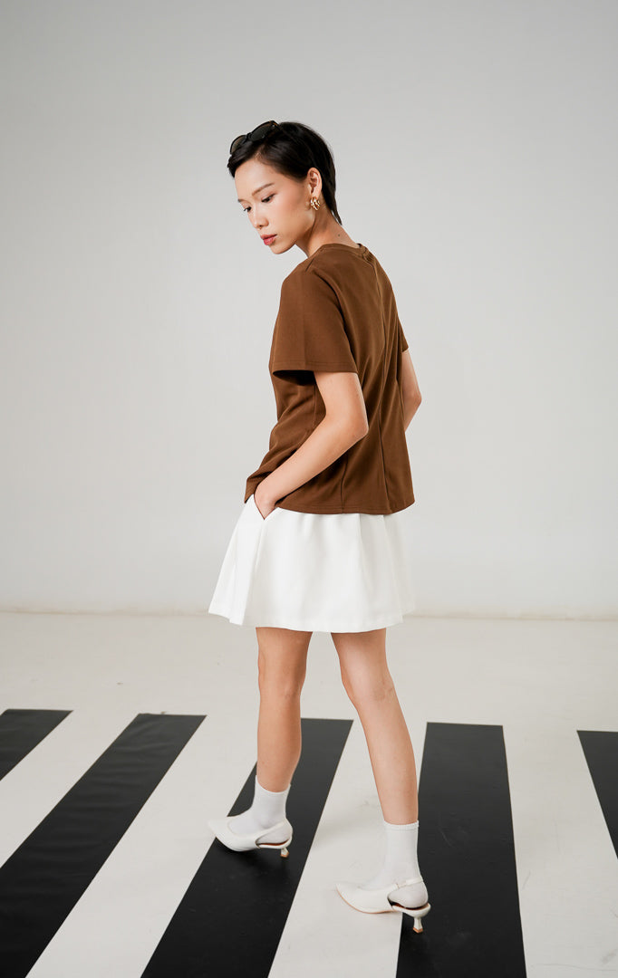 Atasan wanita Fernandez Top Brown dengan detail jahitan vertikal terstruktur (seam detail), kerah bulat, dan lengan pendek dari This Is April.