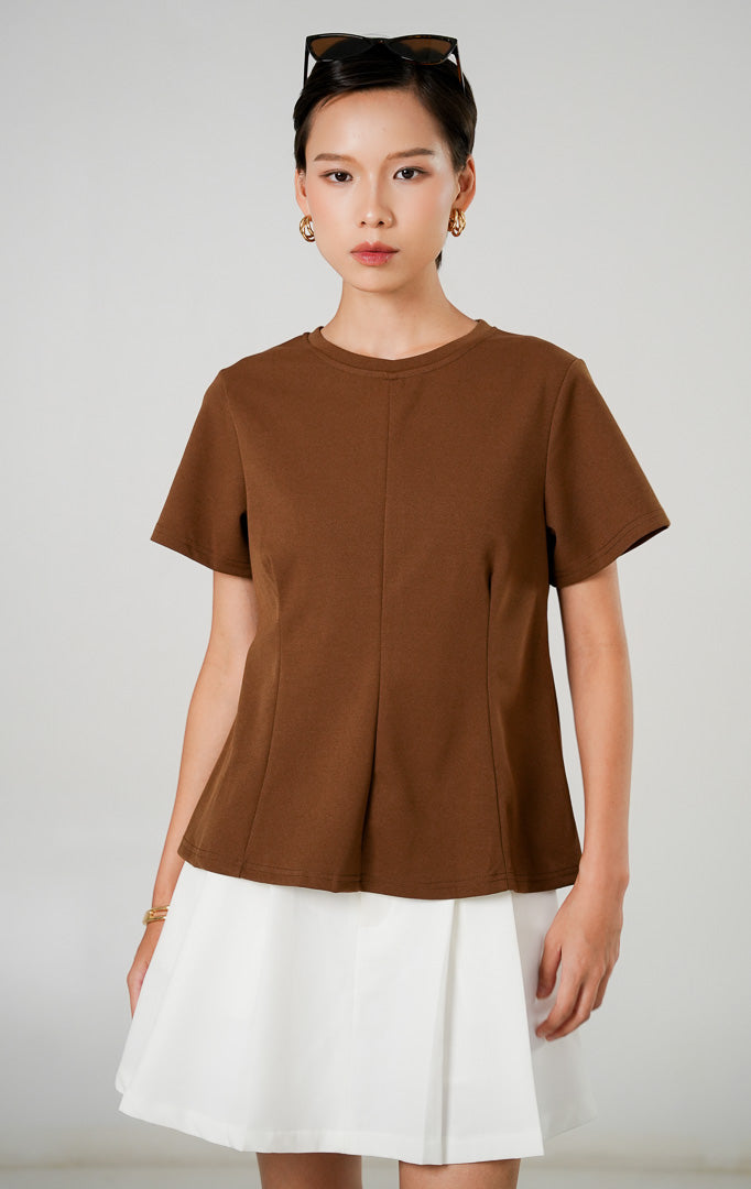 Atasan wanita Fernandez Top Brown dengan detail jahitan vertikal terstruktur (seam detail), kerah bulat, dan lengan pendek dari This Is April.