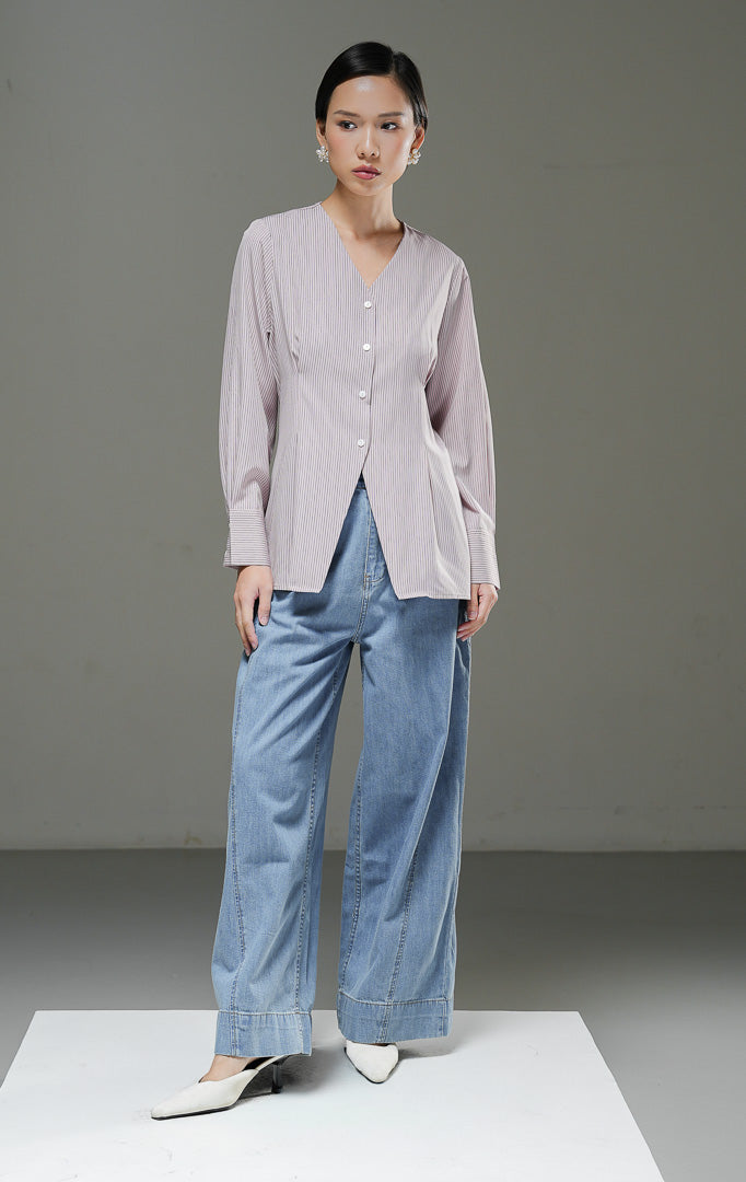 Atasan wanita Finnegan Top warna light pink motif pinstripe salur halus dengan kerah V-neck, lengan panjang, dan kancing depan.