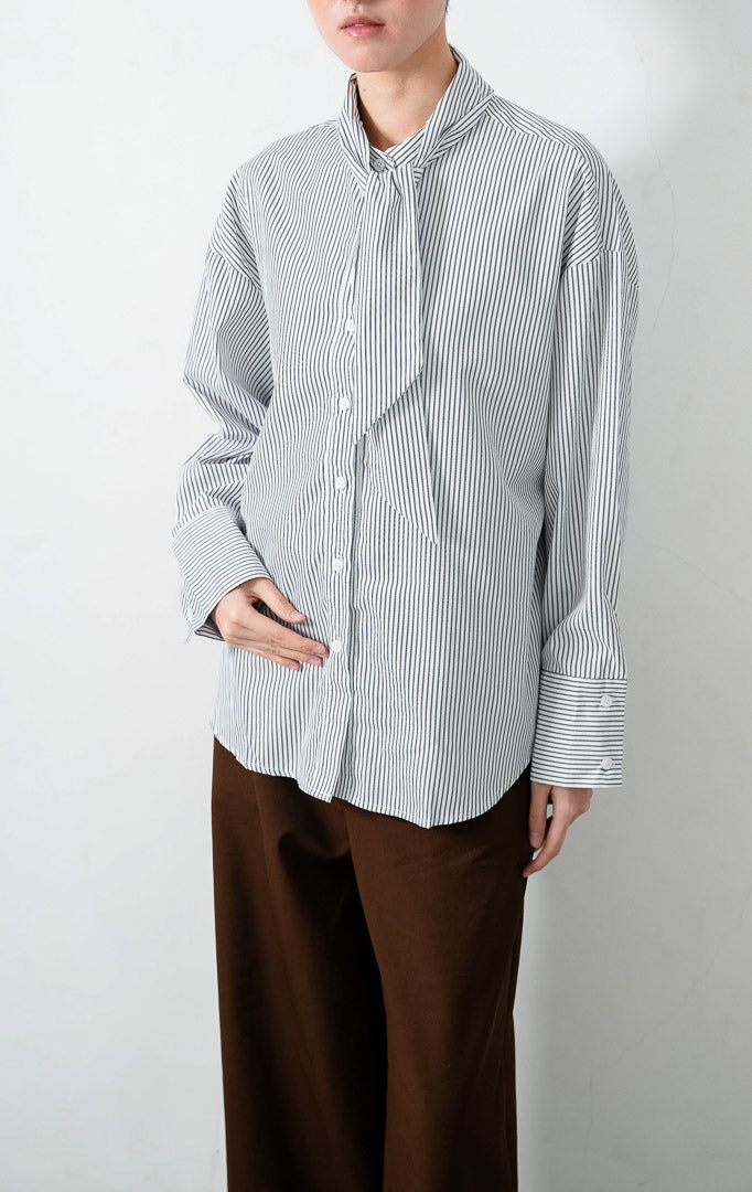 Kemeja wanita lengan panjang warna abu-abu tua motif garis vertikal halus (dark grey fine vertical stripes) Garwynn Top dengan detail kerah tali pengikat (self-tie collar) dan kelim melengkung (curved hem)