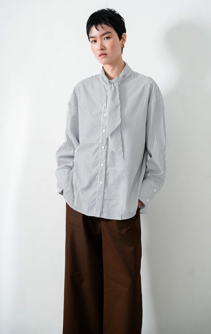 Kemeja wanita lengan panjang warna abu-abu tua motif garis vertikal halus (dark grey fine vertical stripes) Garwynn Top dengan detail kerah tali pengikat (self-tie collar) dan kelim melengkung (curved hem)