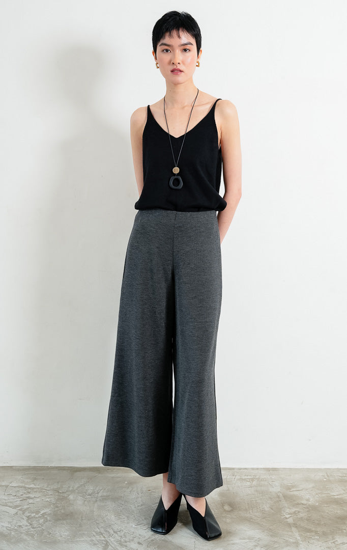 Celana panjang wanita warna abu-abu tua (dark grey long pants) Hadrian Pants dengan siluet lurus (straight-leg silhouette), konstruksi bahan rajut rib bertekstur (textured rib knit construction), dan ban pinggang fleksibel (flexible waistband).