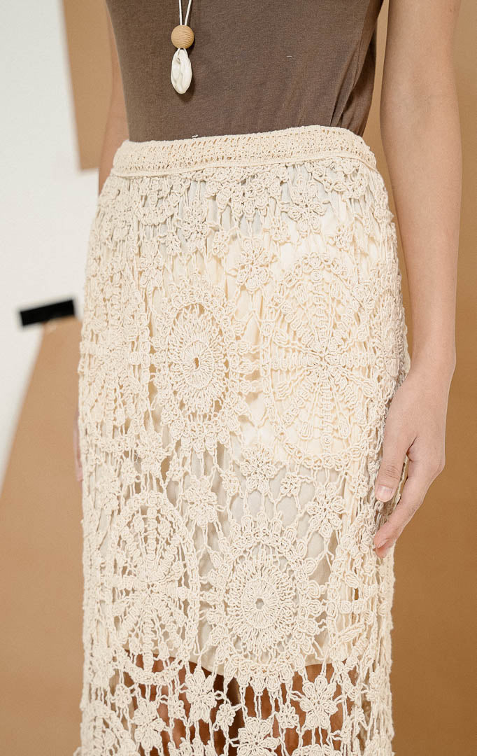 Close up detail tekstur rajutan open-knit dari Harperie Guipure Maxi Skirt Ivory, produk rok panjang wanita warna putih gading dengan lapisan furing pendek di dalam.