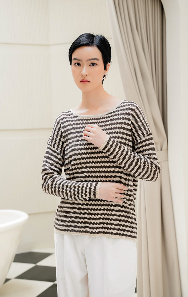 Sweater rajut wanita lengan panjang warna cokelat motif garis Herita Sweater dengan siluet oversized, tekstur openwork knit adem, dan crew neck.